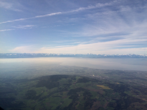 Zicht over Friedrichshafen vanuit prive jet