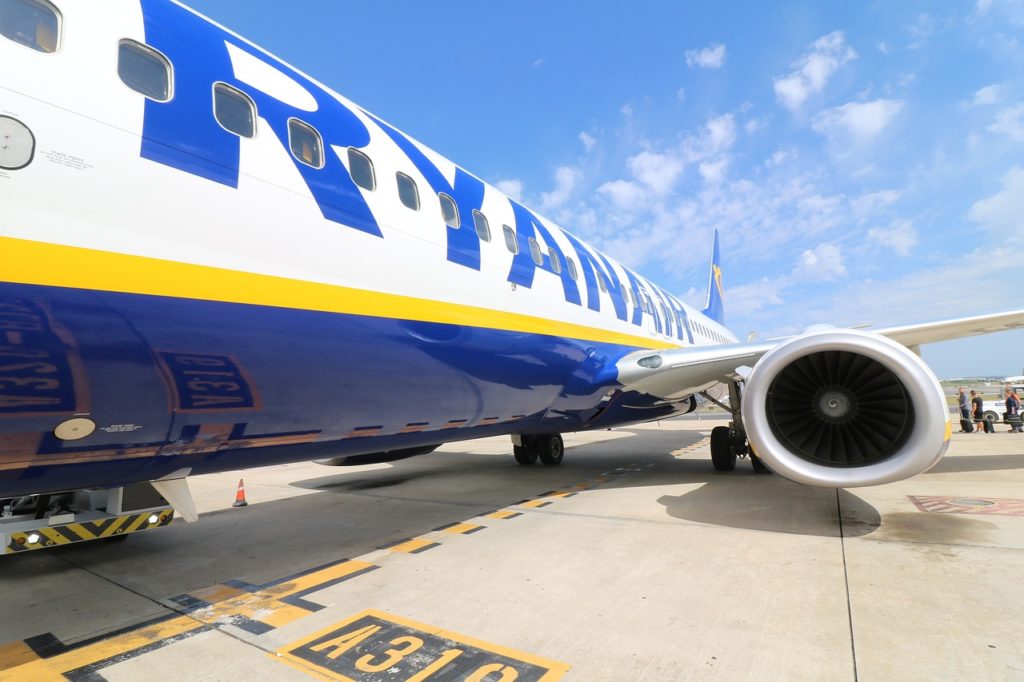 ryanair commercial airplane