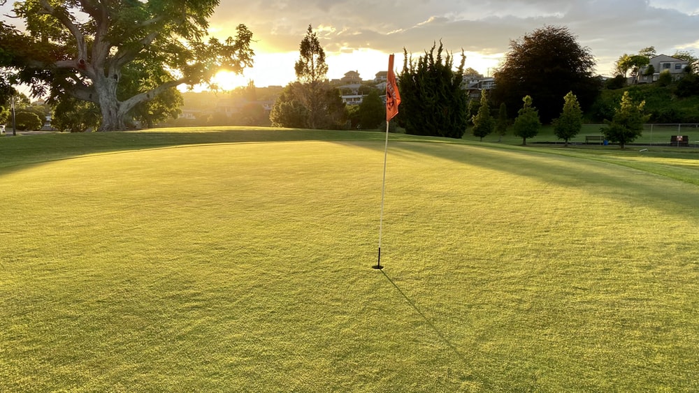 Coucher de soleil sur un parcours de golf