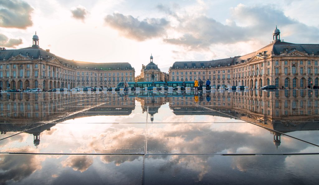 Private jet to Bordeaux, discover the place de la Bourse and the water mirror