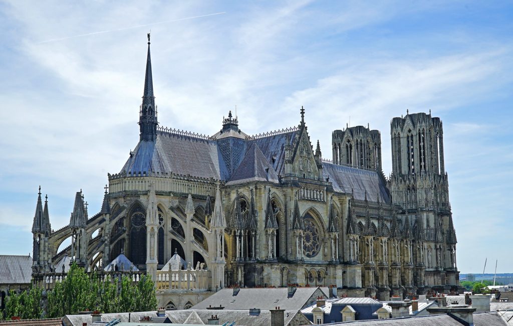 Vue sur la magnifique cathédrale de Reims, que vous pouvez apercevoir en Jet Privé.