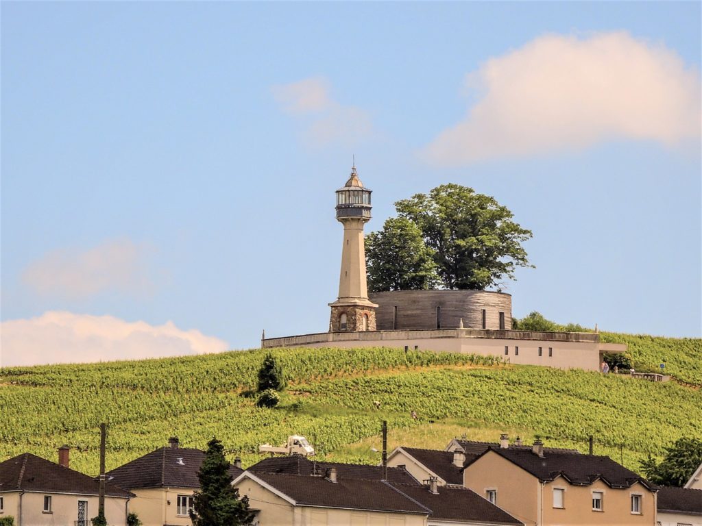 Phare de Verzenay, uitkijkend over de wijngaarden in de berg van Reims.