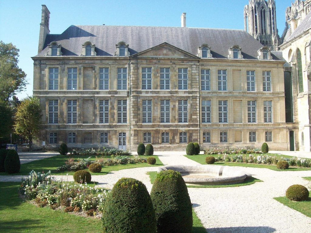 Het Palais du Tau, ligt vlak naast de kathedraal.