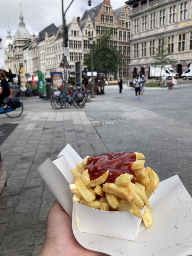 Les frites belges sont bien sûr incontournables.