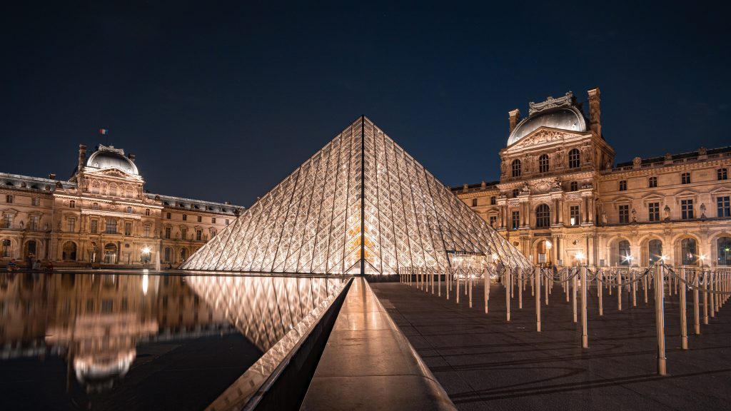 Het Louvre bij nachttoerisme in Parijs
