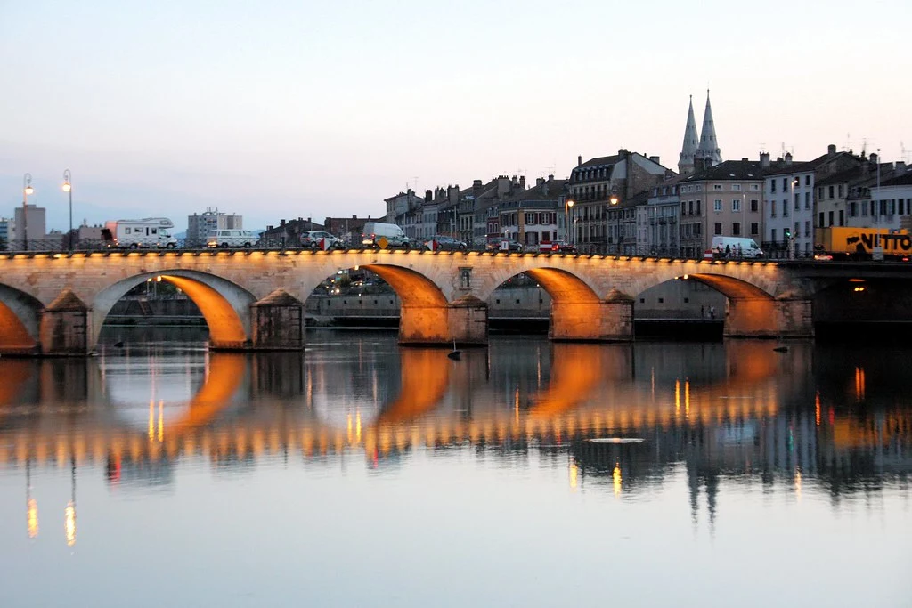 Gezicht op de brug Saint-Laurent, de kades van Mâcon en de oevers van de Saône.