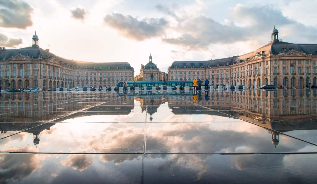 Découvrir Bordeaux en jet privé, la place de la Bourse et le miroir d'eau