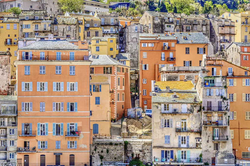 Privatjet nach Bastia, eine farbenprächtige Architektur 