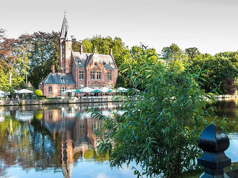 Une option rapide et sûre pour se rendre à Bruges est d'utiliser un jet privé ou un taxi aérien.