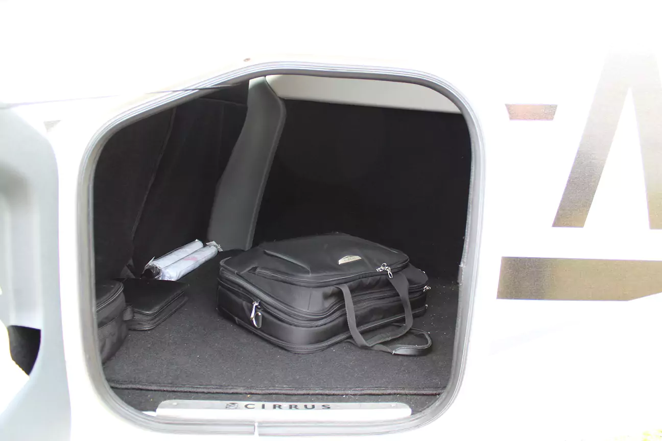 Die Größe/Gewicht des Gepäckraums einer Cirrus SR22