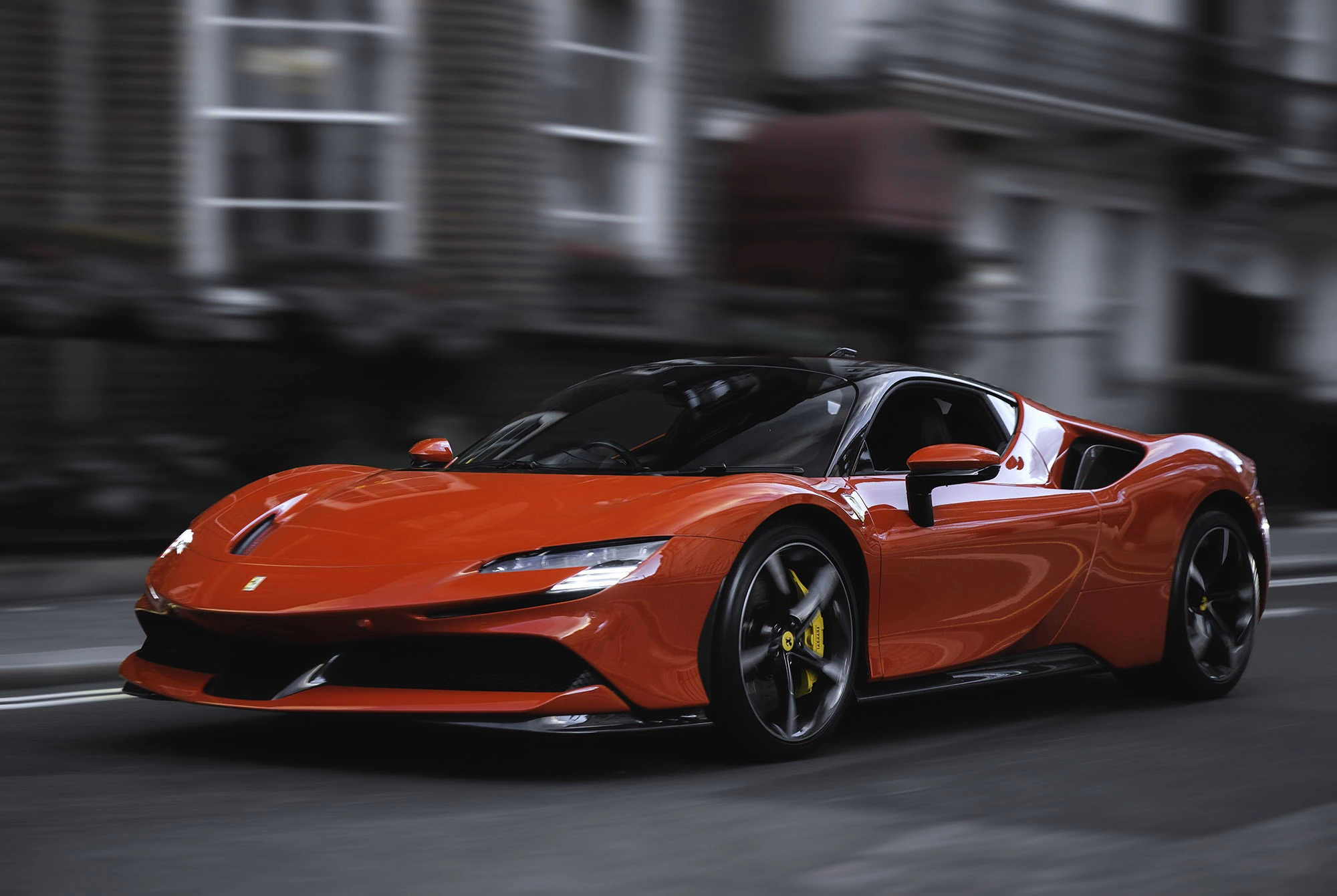 Ferrari rouge dans les rues de Londres 