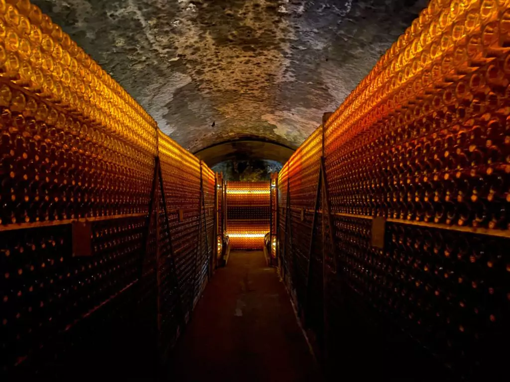 Pendant votre vol vers Budapest, profitez-en pour faire une excursion d'une journée dans la région viticole de Tokaj. Une visite guidée des caves à vin est fortement recommandée.