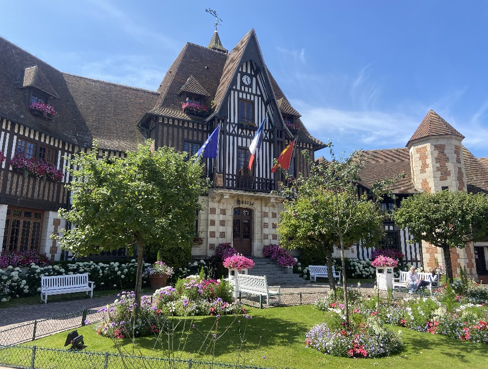 Deuaville, het gemeentehuis