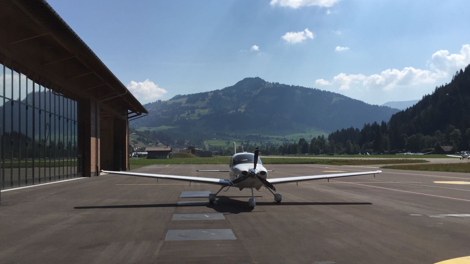 Air Taxi next to Hangar in Saanen Airport