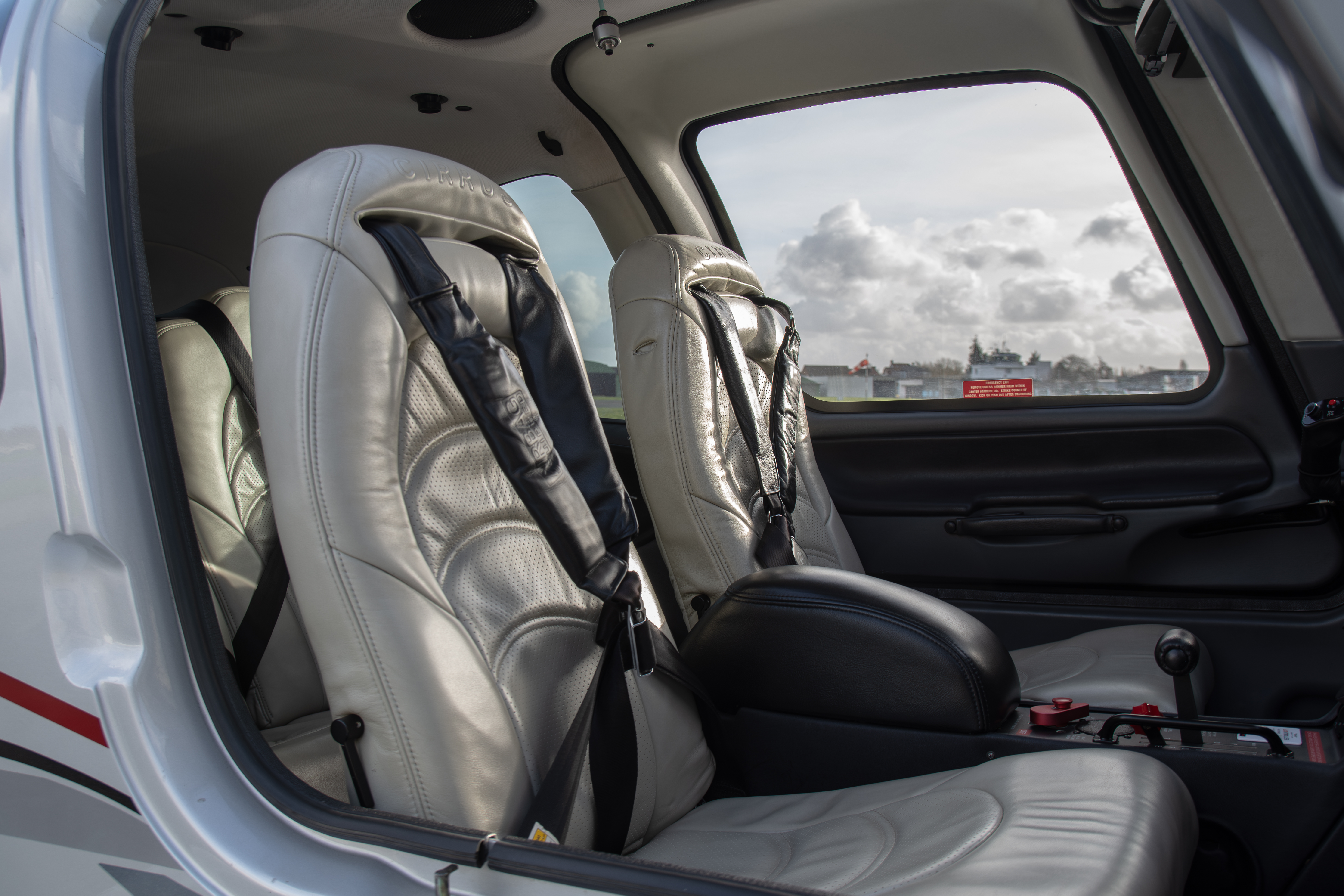 Interieur van een Cirrus SR22, met uitsluitend de leren stoelen in de cabine zichtbaar.