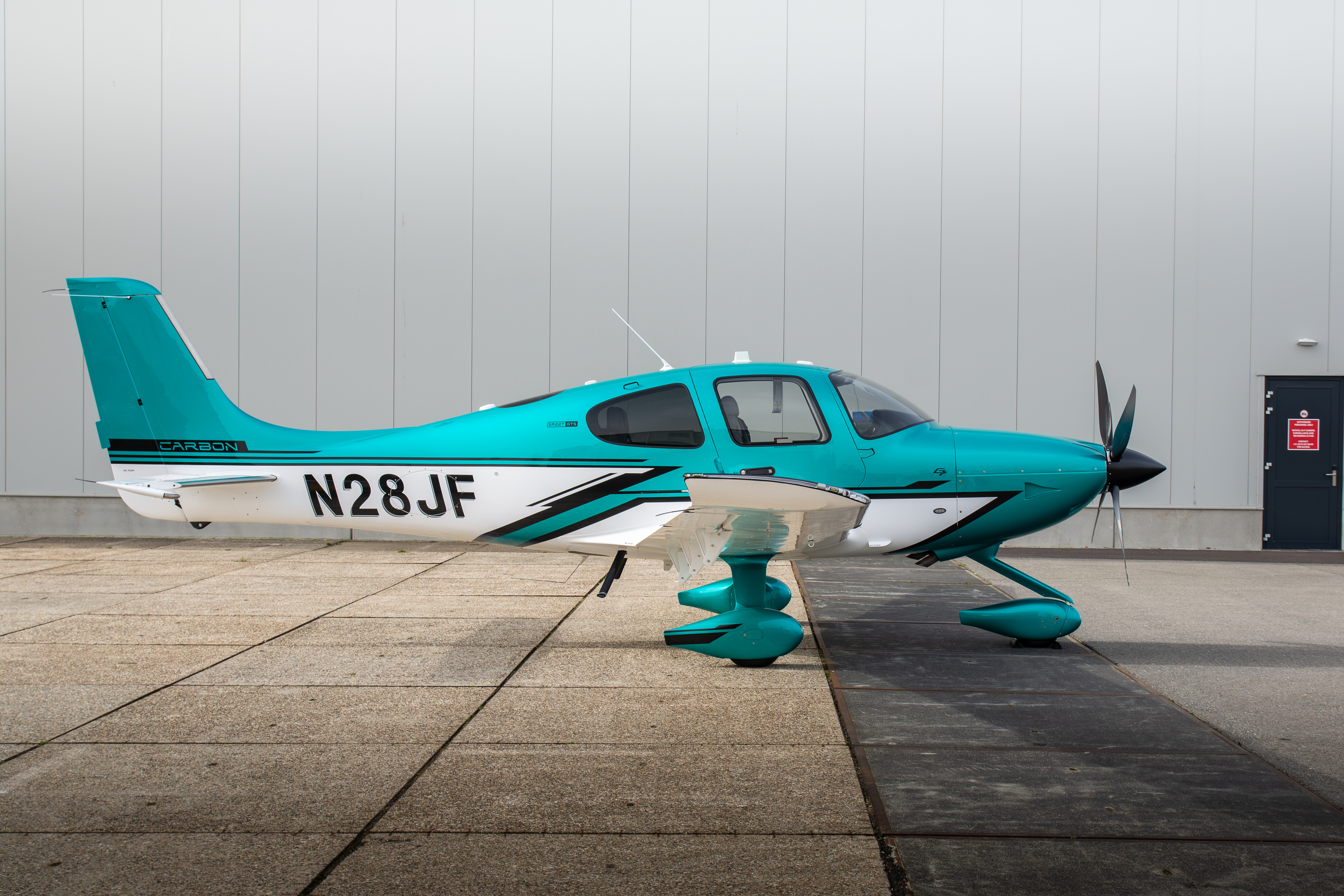 Cirrus G7+ in de kleur Viridian, zijaanzicht gefotografeerd op Rotterdam The Hague Airport.